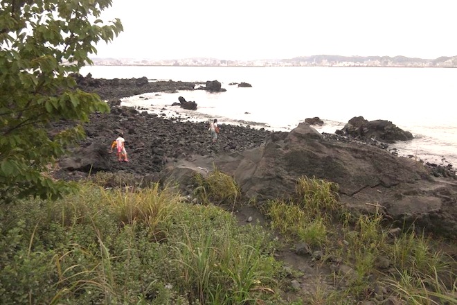 人込み　海岸.JPG